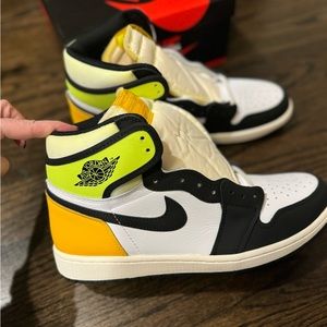 NIB Air Jordan 1 Retro High OG Volt size 10.5M